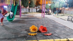 Karaköprü'de parktaki salıncak düştü, 1 çocuk yaralandı 