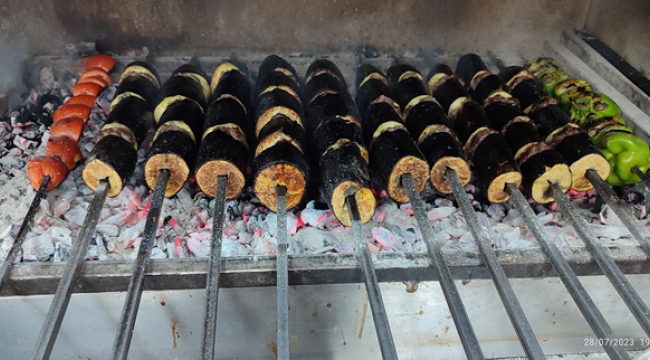 Urfa'nın tescilli ürünü Birecik patlıcanı sofraları süslemeye başladı!