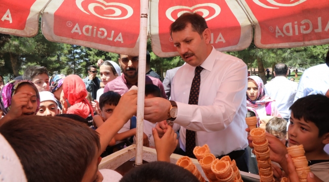 Vali Ayhan, Çocuklar dondurma dağıttı