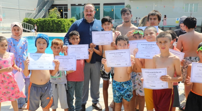 Viranşehir Belediyesinden yüzme kursu öğrencilerine eğitim sertifikası 