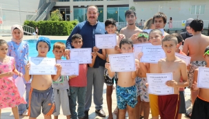 Viranşehir Belediyesinden yüzme kursu öğrencilerine eğitim sertifikası 