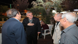 Başkan Beyazgül Belediye ve Kızılay Bahçesinde Vatandaşlarla Bir Araya Geldi  