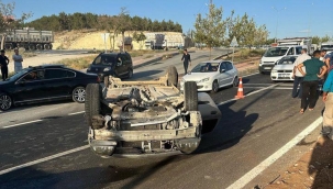 Birecik'te otomobil takla attı