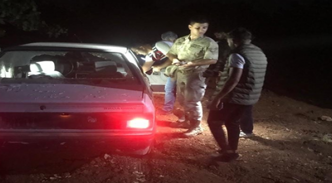 Bozova'da fıstık hırsızları bekçileri görünce aracı bırakıp kaçtı