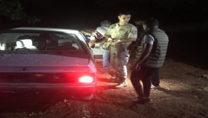 Bozova'da fıstık hırsızları bekçileri görünce aracı bırakıp kaçtı