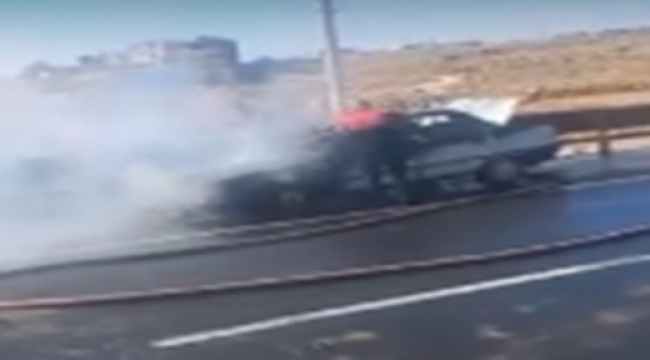 Şanlıurfa'da seyir halindeki otomobil alev aldı