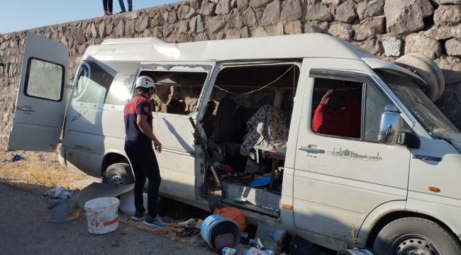 Şanlıurfa'da Tarım İşçilerini Taşıyan Minibüs Kaza Yaptı: 3 Ölü, 17 Yaralı