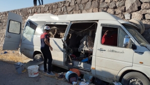 Şanlıurfa'da Tarım İşçilerini Taşıyan Minibüs Kaza Yaptı: 3 Ölü, 17 Yaralı
