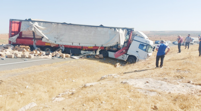 Urfa'da tır yolu kapattı!
