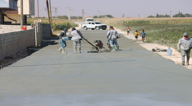 Büyükşehir'den Harran'a beton yol ve sathi kaplama çalışması