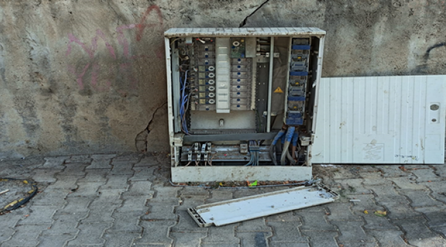 Eyyübiye'de kapağı kırık elektrik panosu adeta tehlike saçıyor