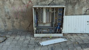 Eyyübiye'de kapağı kırık elektrik panosu adeta tehlike saçıyor