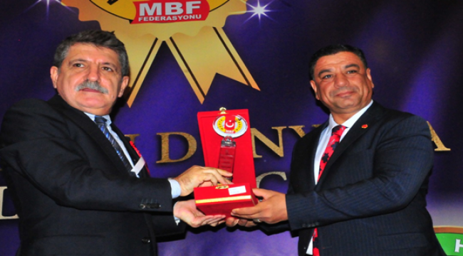 Halil Aslan 'a Yılın en iyi siyasetçi ödülü