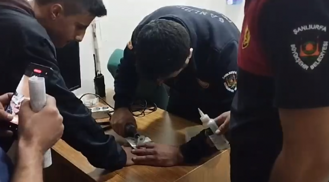 Şanlıurfa'da gencin parmağına sıkışan yüzük, itfaiye yardımıyla çıkarıldı
