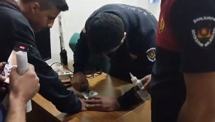 Şanlıurfa'da gencin parmağına sıkışan yüzük, itfaiye yardımıyla çıkarıldı