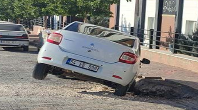 Şanlıurfa'da otomobil Dicle Edaş çukuruna düştü 