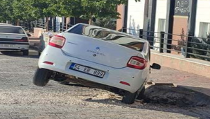 Şanlıurfa'da otomobil Dicle Edaş çukuruna düştü 