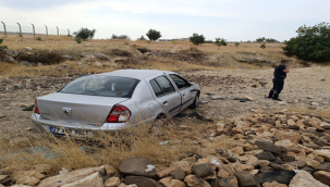Şanlıurfa'da otomobil şarampole devrildi, 2 yaralı