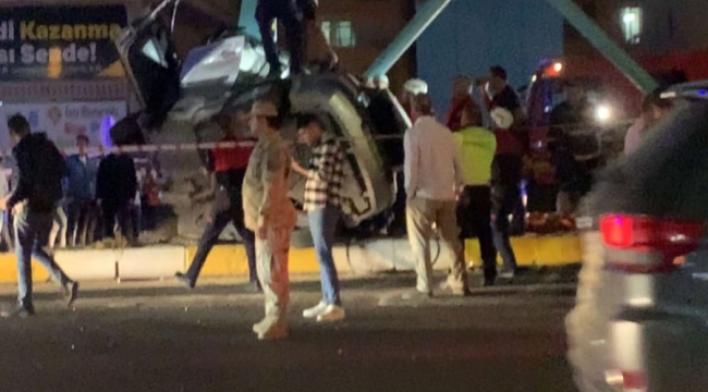 Şanlıurfa'da otomobil üst gecite çarptı, 2 ölü 