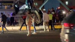 Şanlıurfa'da otomobil üst gecite çarptı, 2 ölü 