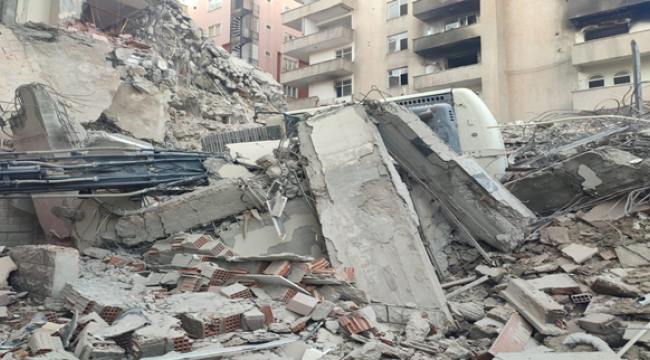 Urfa'da bina yıkımında göçük altın kaldı!