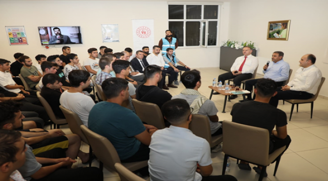 Vali Şıldak Üniversite öğrencilerini dinledi