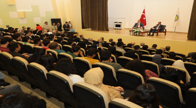 Vali Şıldak Üniversite öğrencileriyle buluştu