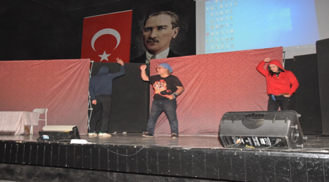 Viranşehir'de Uyuşturucuyla mücadeleye tiyatro oyunuyla dikkat çekildi