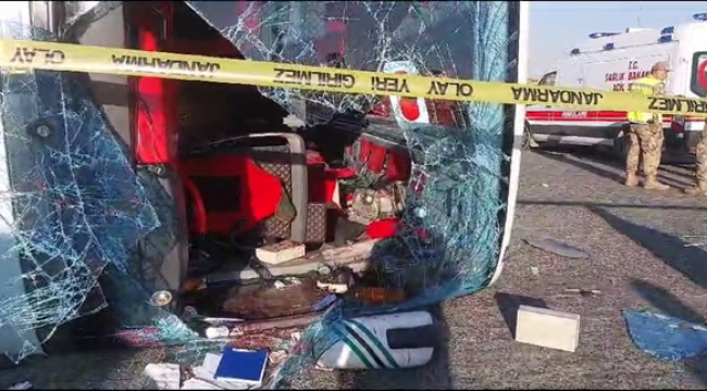 Viranşehir'de yolcu otobüsü ile otomobil çarpıştı, 2 ölü, 25 yaralı