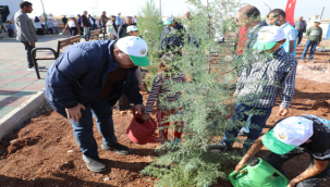 Başkan Ekinci, Öğrencilerle birlikte fidan dikti 