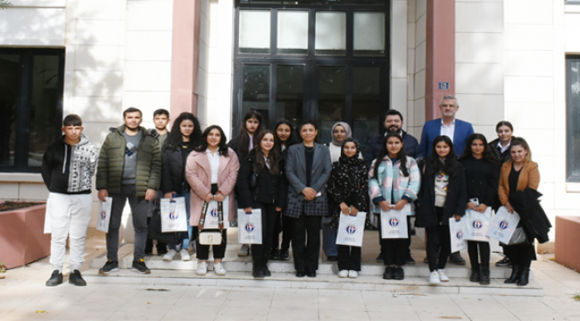 Hilvan Belediyesi bilgi evi öğrencilerine yol gösteriyor