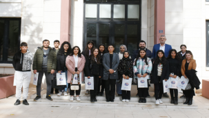 Hilvan Belediyesi bilgi evi öğrencilerine yol gösteriyor