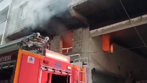 Şanlıurfa'da 3 katlı binada yangın
