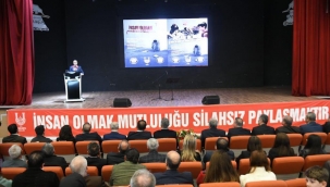 Vali Şıldak, İnsan olmak, Mutluluğu Silahsız Paylaşmaktır filmin galasına katıldı 