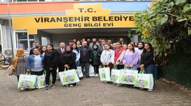 Viranşehir belediyesinden gençlere kitap seti desteği