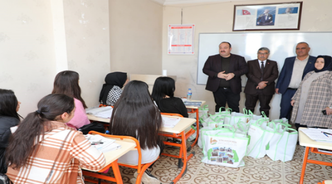 Viranşehir Belediyesinden YKS'ye hazırlanan öğrencilere kaynak kitap seti desteği