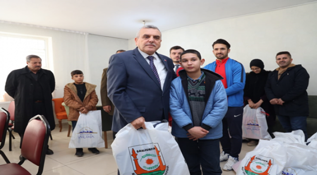 Başkan Beyazgül öğrencilerle buluşup eğitim seti hediye etti