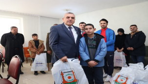 Başkan Beyazgül öğrencilerle buluşup eğitim seti hediye etti