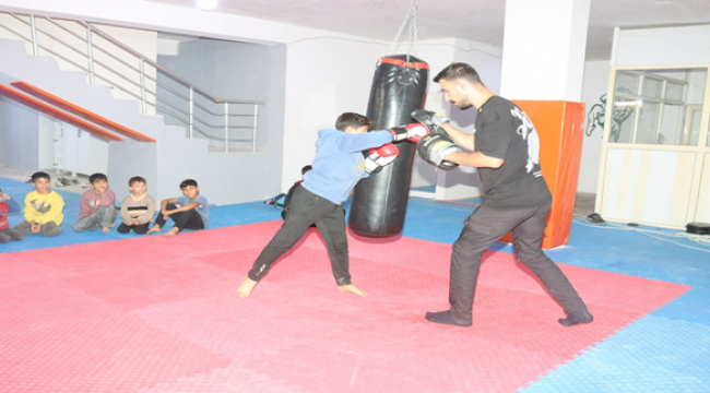 Gençlik merkezlerinde gençler, hem ders çalışıp hem sanat öğreniyor