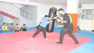 Gençlik merkezlerinde gençler, hem ders çalışıp hem sanat öğreniyor