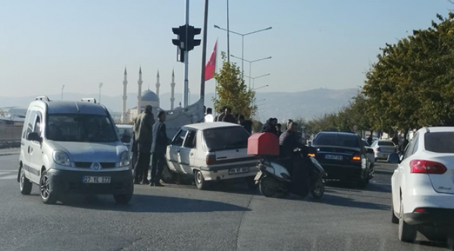 Haliliye'de otomobil refüje çıktı, 1 yaralı
