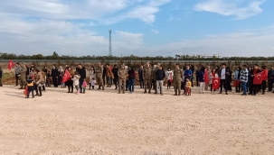 Mehmetçik öğrencilerle birlikte fidan dikti