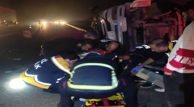 Otobanda tır devrildi, 2 yaralı