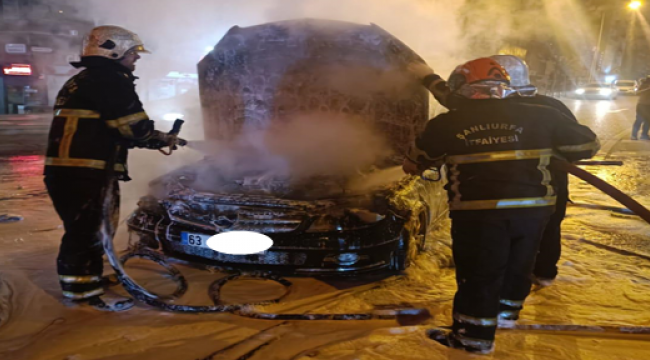 Şanlıurfa'da kırmızı ışıkta duran araç alev aldı