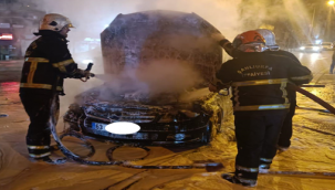 Şanlıurfa'da kırmızı ışıkta duran araç alev aldı