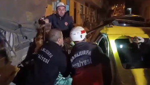 Şanlıurfa'da ticari araç park halindeki tırın altına girdi