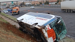 Şanlıurfa gişelerinde yolcu otobüsü ile tır çarpıştı, 10 yaralı 