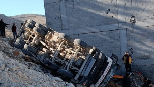 Urfa'da beton mikseri devrildi 