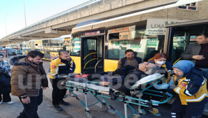 Yeşildirek kavşağında şehir içi otobüsü ile otomobil çarpıştı, 2 yaralı