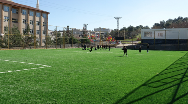 Büyükşehir'den gençlere bir halı saha daha